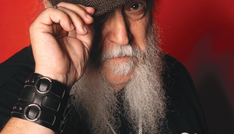 Mario Insenga con la maglia e il cappello da bluesman